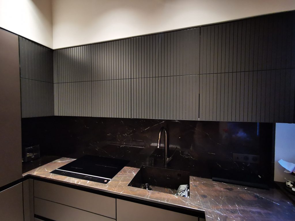 façades en verre finition chocolat